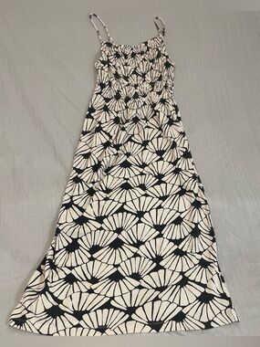 Easy Throw On and Go H&M Black and White Floral Fan-Print Maxi Dress Size S